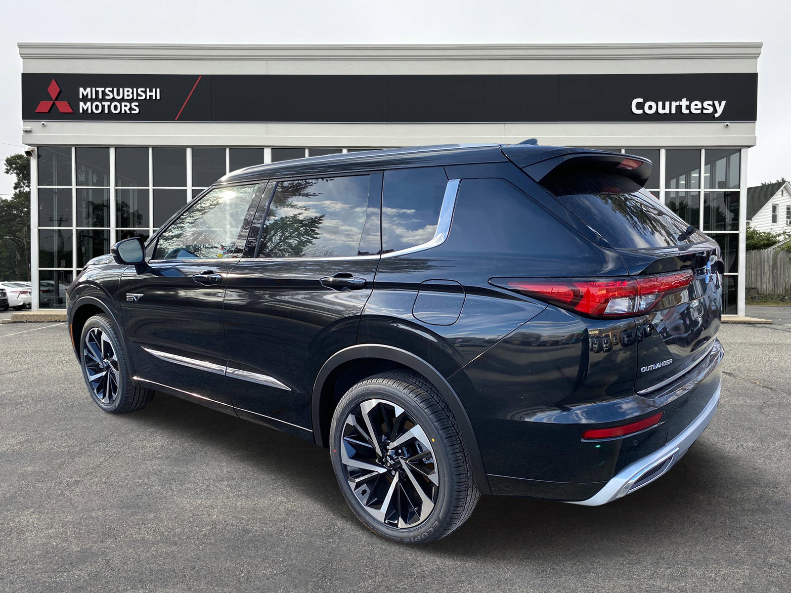 New 2025 Mitsubishi Outlander 4WD Plug-In Hybrid image 3