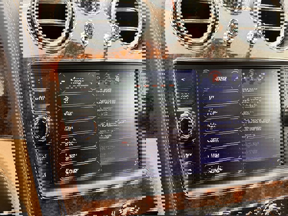 Used 2017 Bentley Bentayga image 29