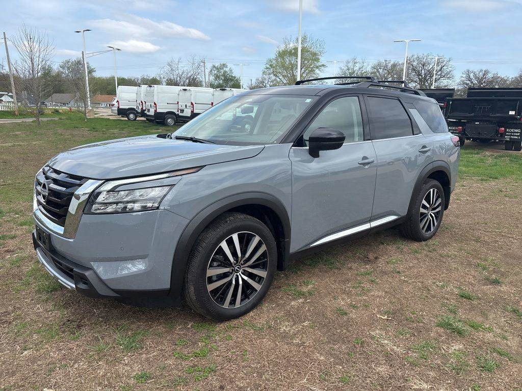 Used 2025 Nissan Pathfinder Platinum image 2
