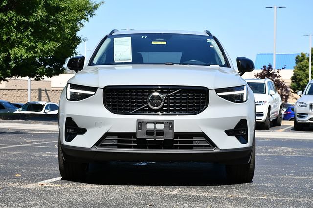 Certified 2026 Volvo XC40 B5 Plus AWD/4WD image 2