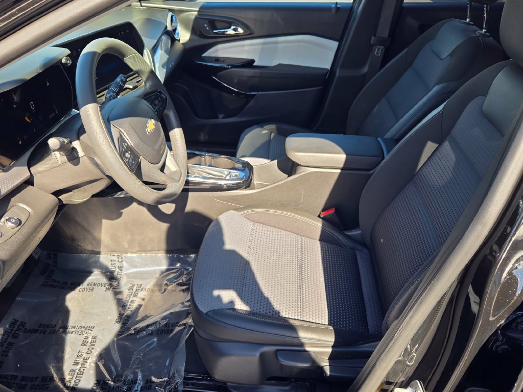 Used 2025 Chevrolet Trax LT FWD image 30