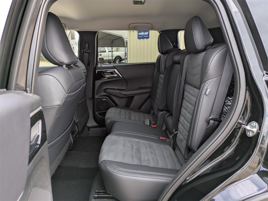 New 2025 Mitsubishi Outlander SE image 15