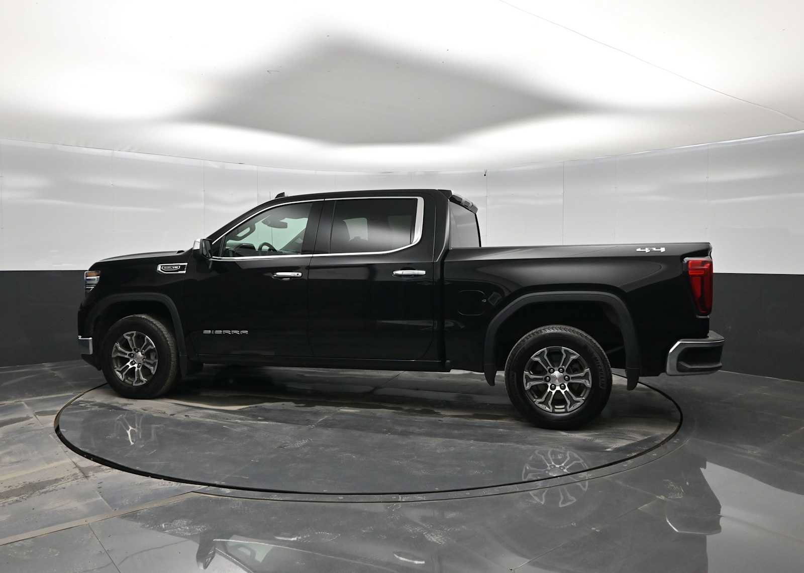 Used 2025 GMC Sierra 1500 SLT AWD/4WD image 5