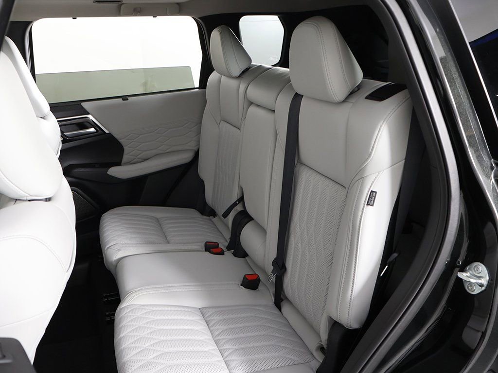 New 2025 Mitsubishi Outlander AWD image 37