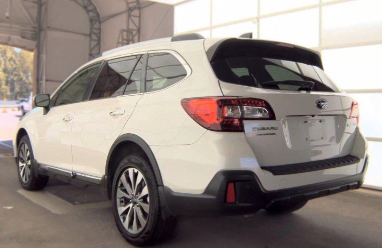 Used 2018 Subaru Outback 2.5i Touring w/ Protection Package #1 AWD/4WD image 2