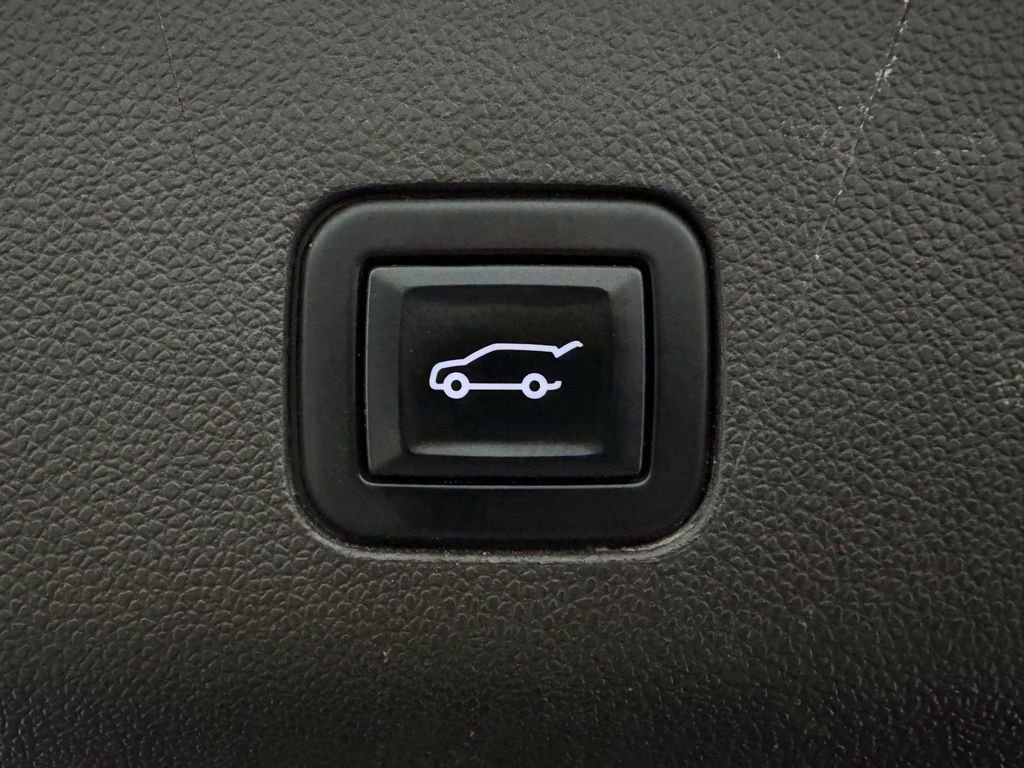 Used 2022 GMC Yukon XL Denali image 35