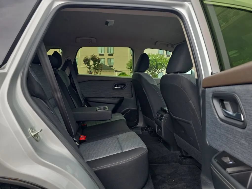 Used 2023 Nissan Rogue SV AWD/4WD image 39