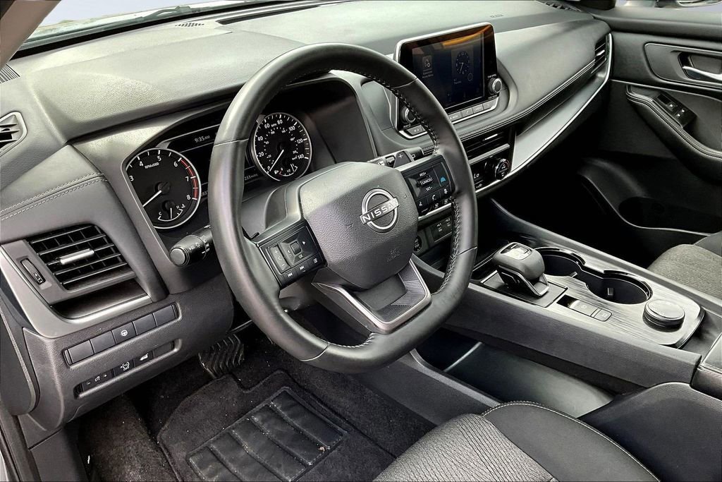 Used 2025 Nissan Rogue SV image 16