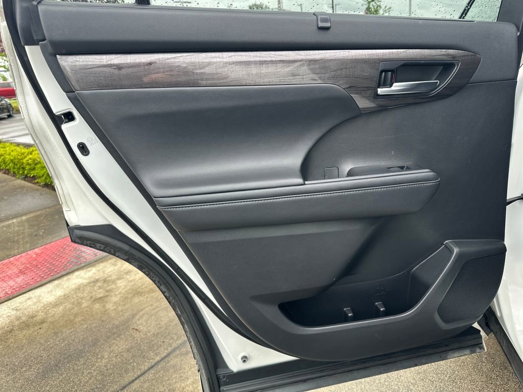 Certified 2020 Toyota Highlander Platinum AWD/4WD image 13