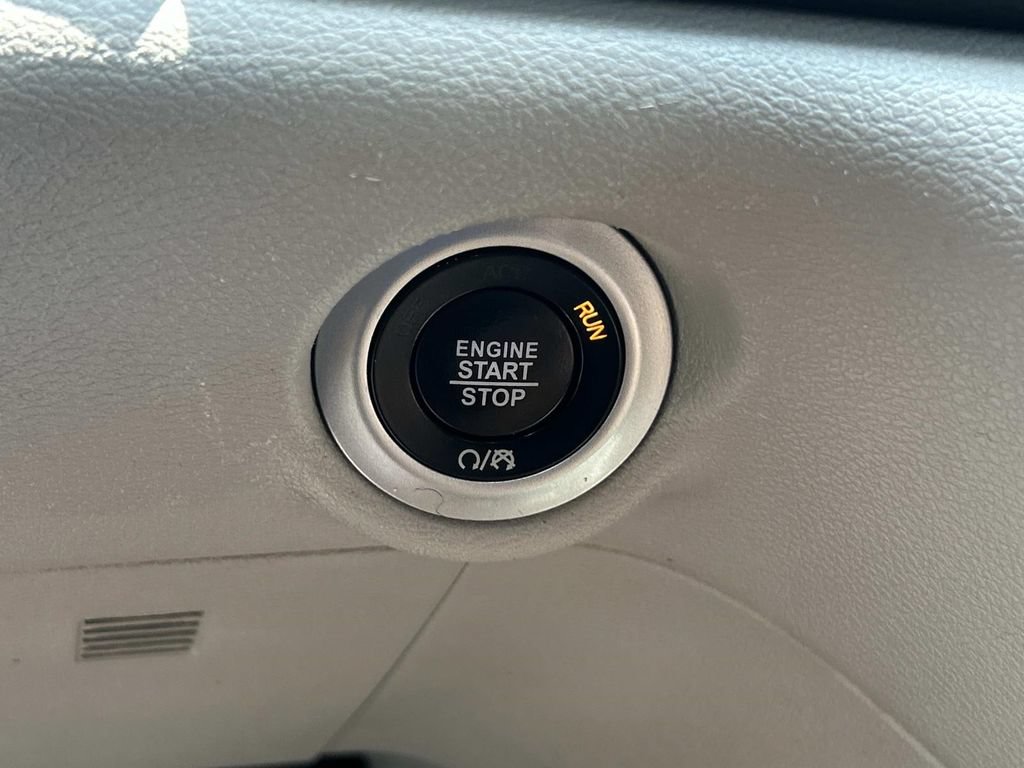 Used 2023 Chrysler Pacifica Touring-L FWD image 40
