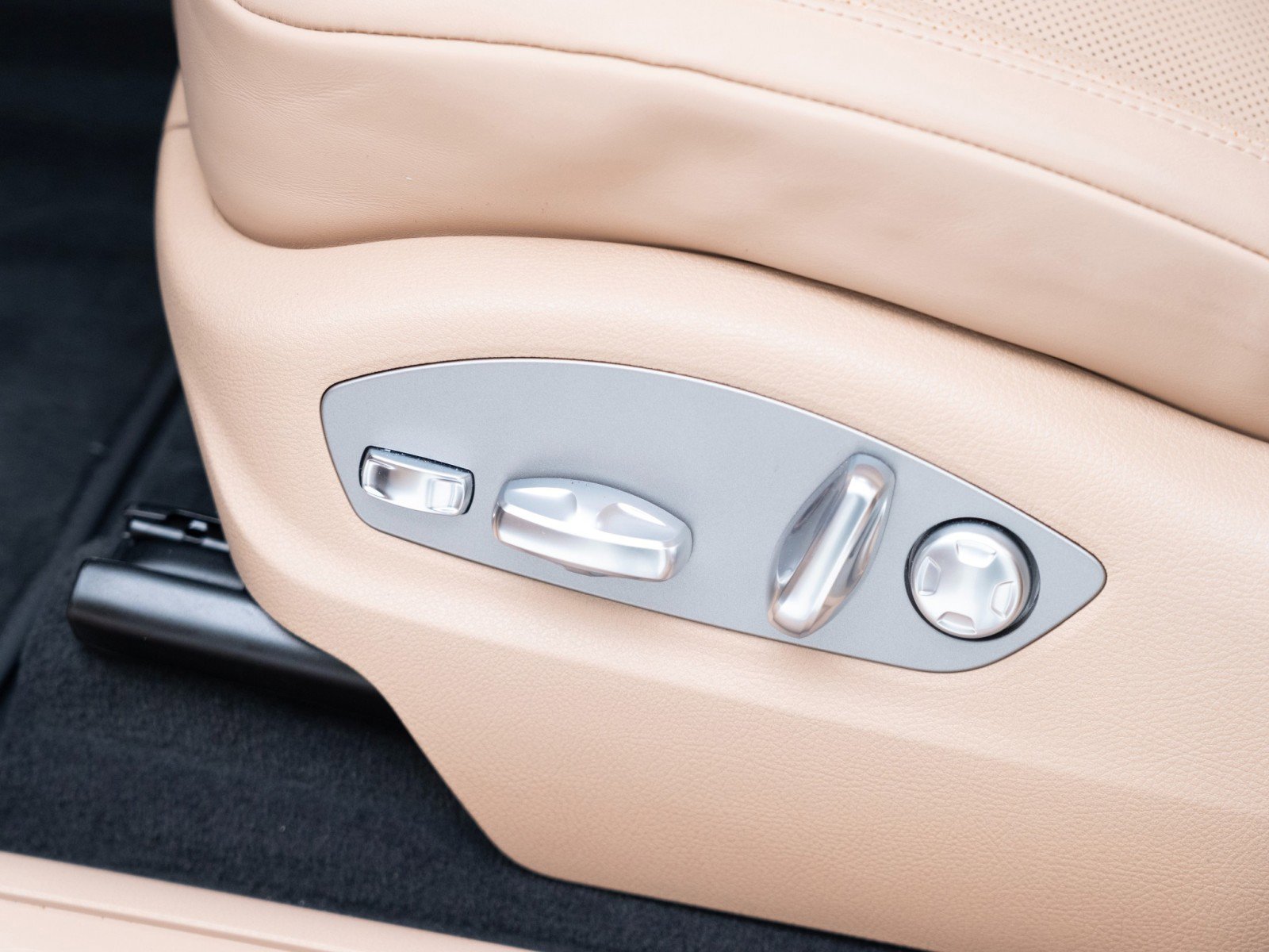 Certified 2025 Porsche Macan image 15