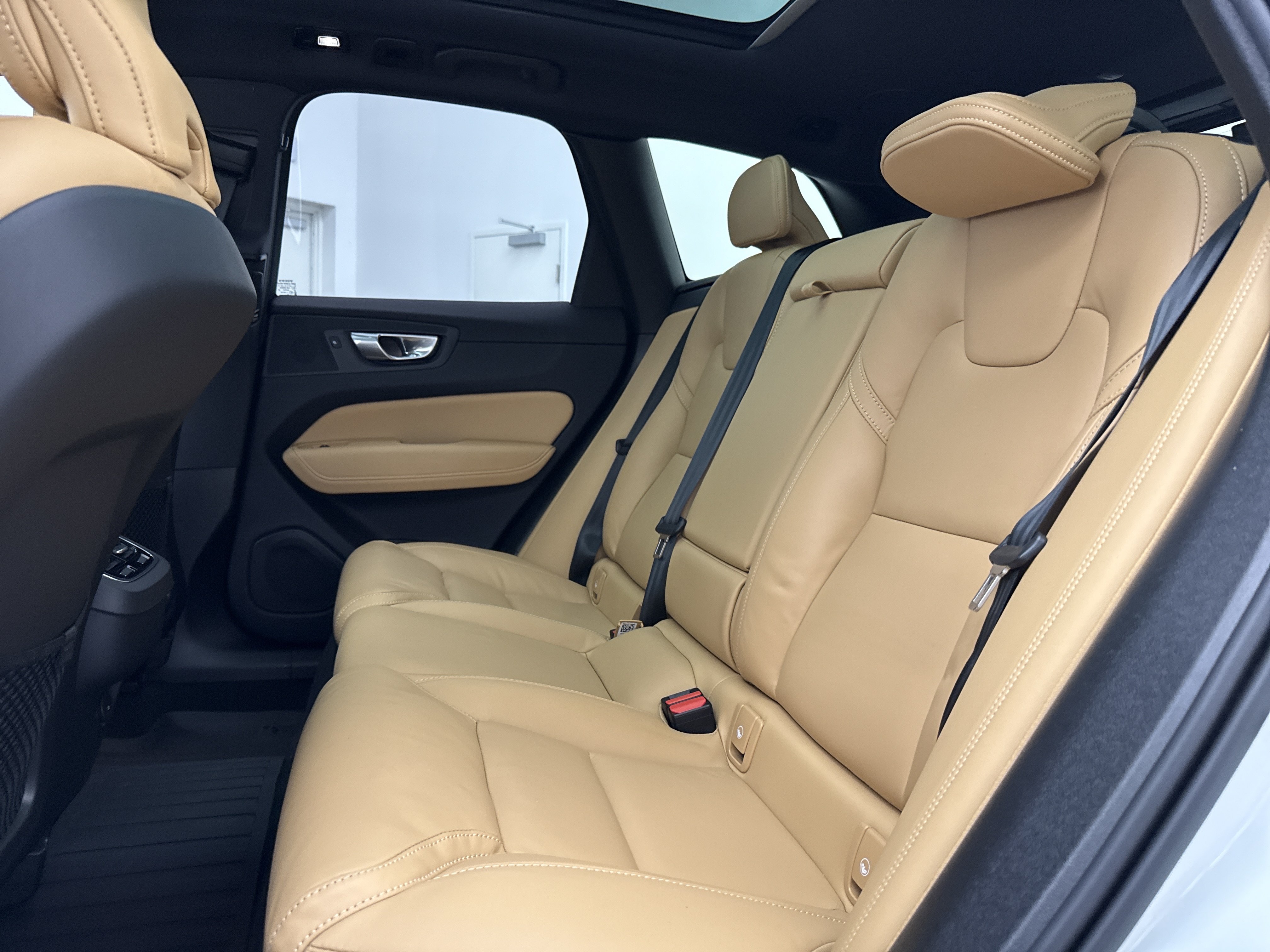 Certified 2025 Volvo XC60 B5 Ultra w/ Protection Package Premier AWD/4WD image 27