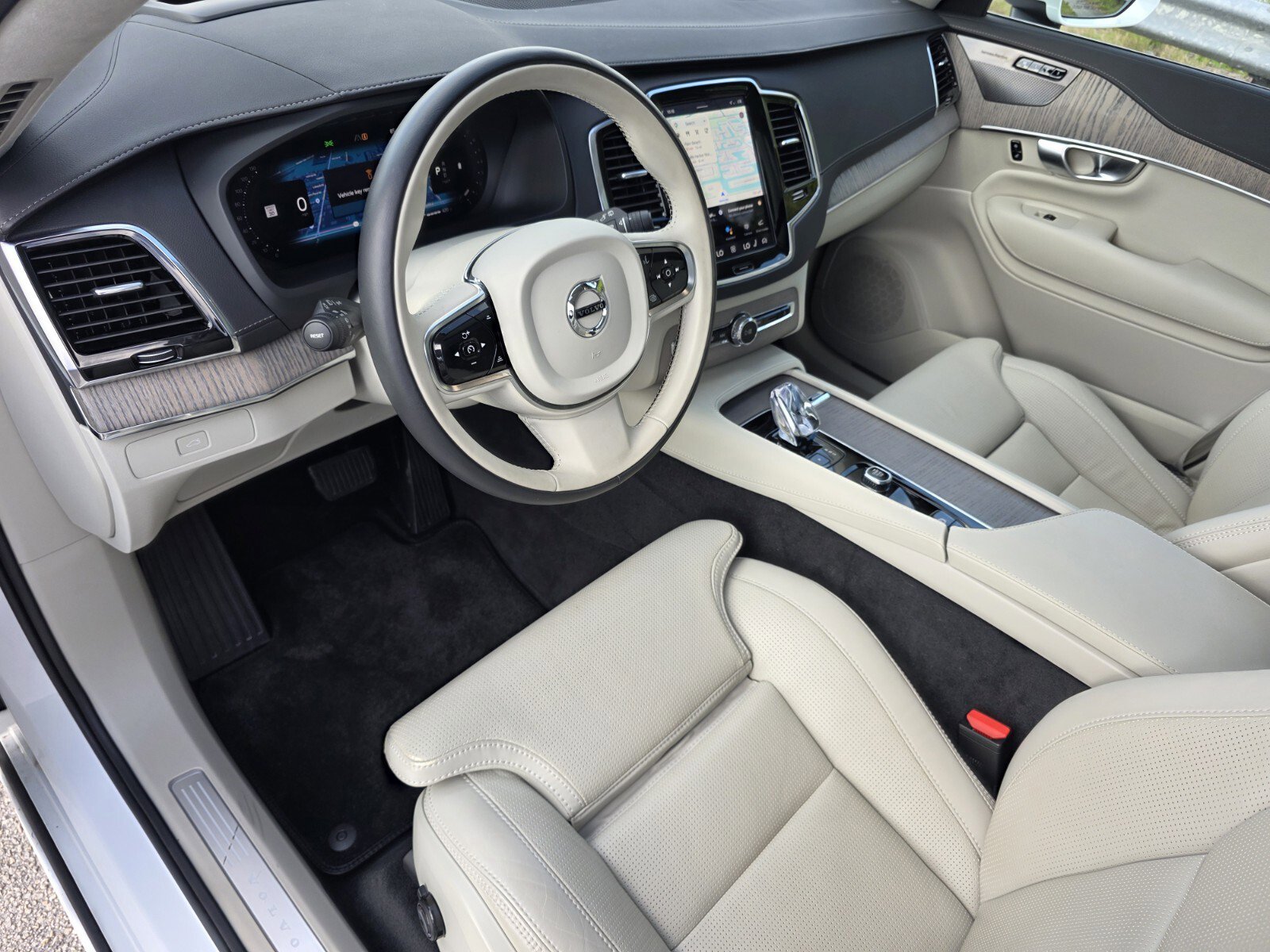 Used 2024 Volvo XC90 B6 Ultimate w/ Lounge Package image 11