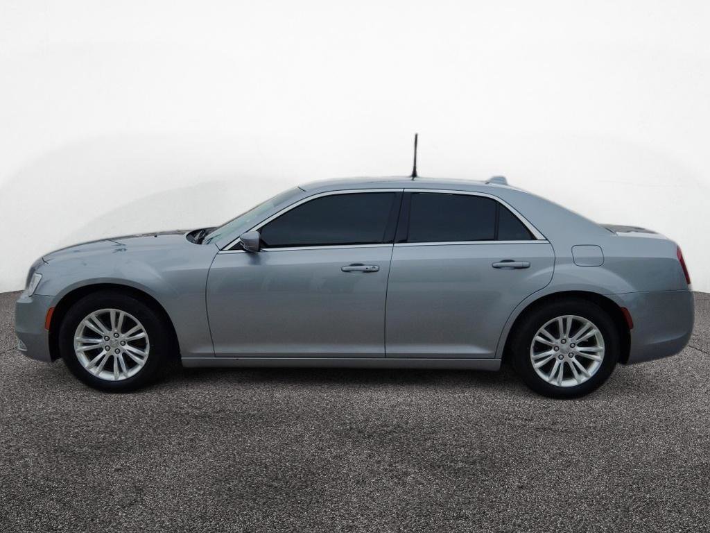 Used 2018 Chrysler 300 Touring w/ Driver Convenience Group image 4
