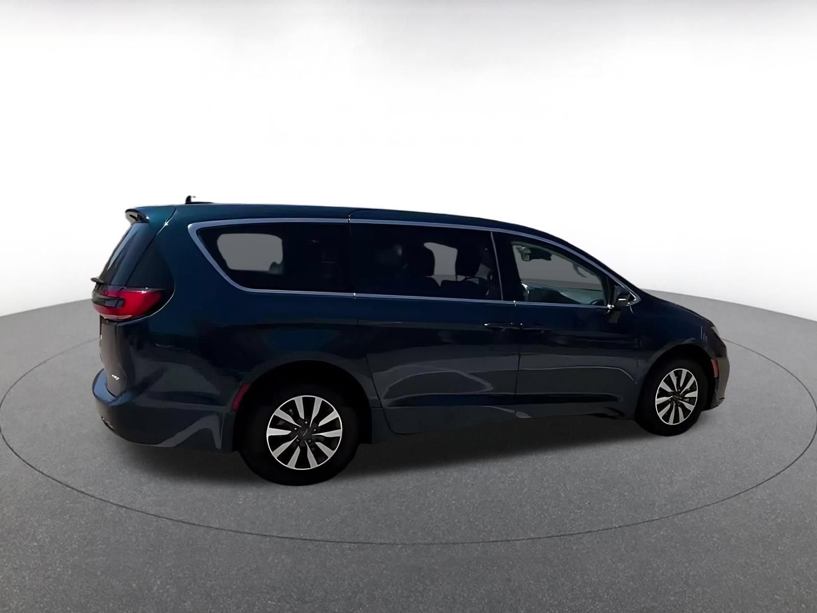 Used 2023 Chrysler Pacifica Touring-L FWD image 14
