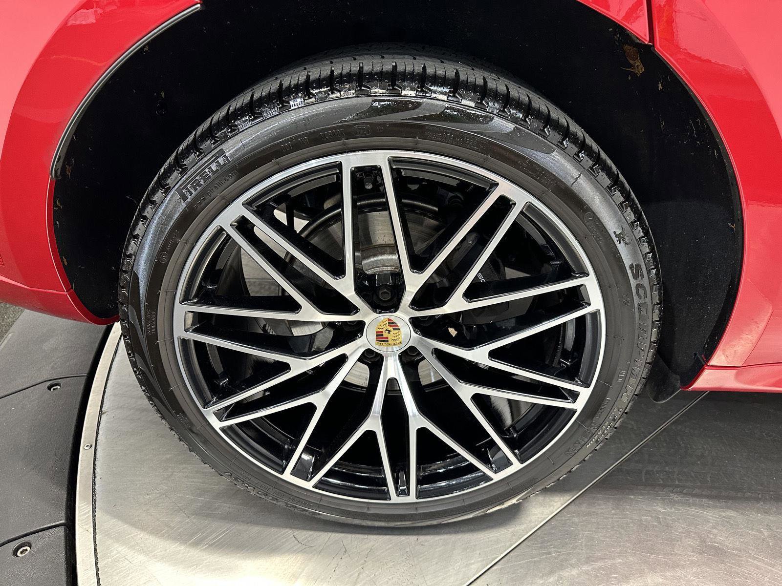 Certified 2025 Porsche Macan image 14