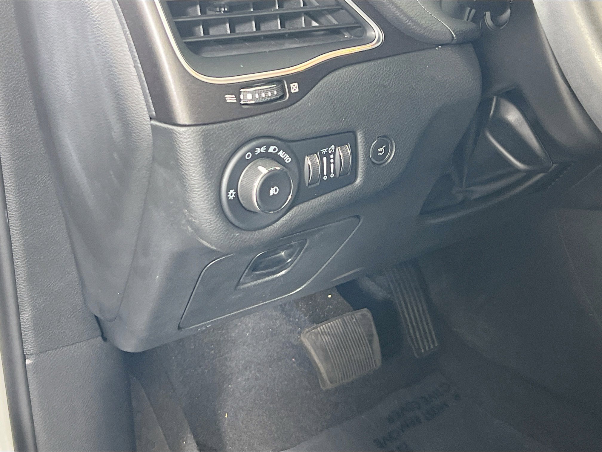 Used 2022 Jeep Cherokee Trailhawk w/ Premium Leather Package AWD/4WD image 10