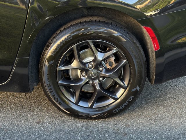 Used 2019 Chrysler Pacifica Touring-L w/ S Appearance Package FWD image 11
