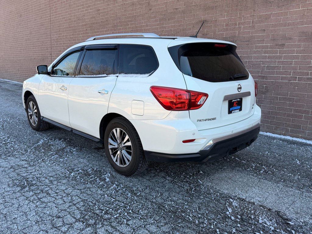 Used 2018 Nissan Pathfinder SL image 3