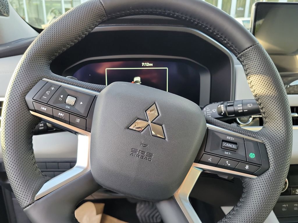New 2025 Mitsubishi Outlander SE image 13