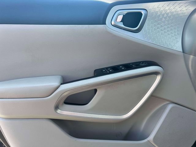 Used 2023 Kia Soul LX w/ LX Technology Package FWD image 15