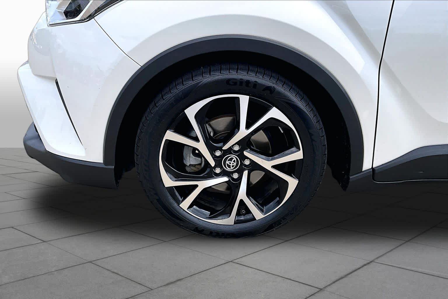 Used 2019 Toyota C-HR XLE FWD image 10