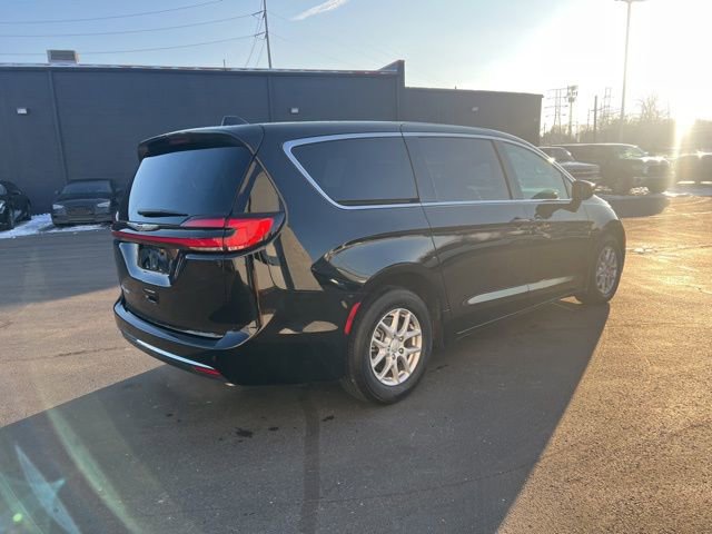 Used 2026 Chrysler Pacifica Select image 6