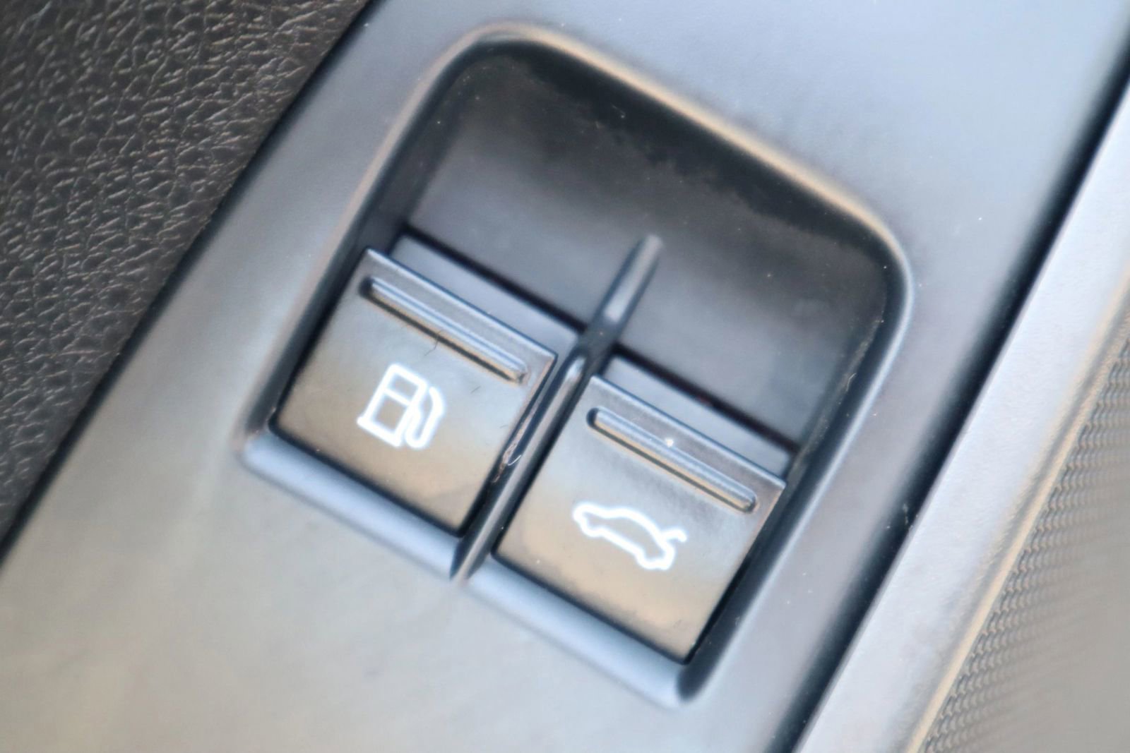 Used 2015 Volkswagen Eos Executive FWD image 22