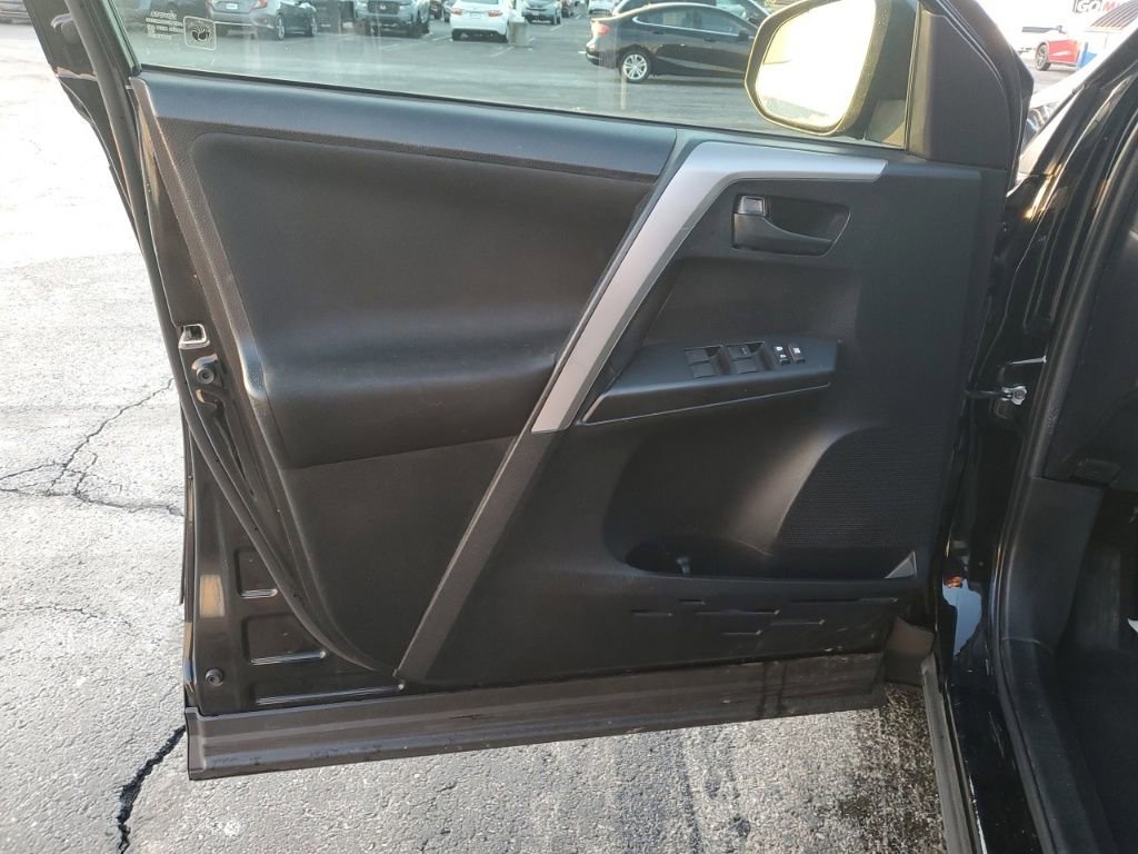 Used 2018 Toyota RAV4 LE image 23