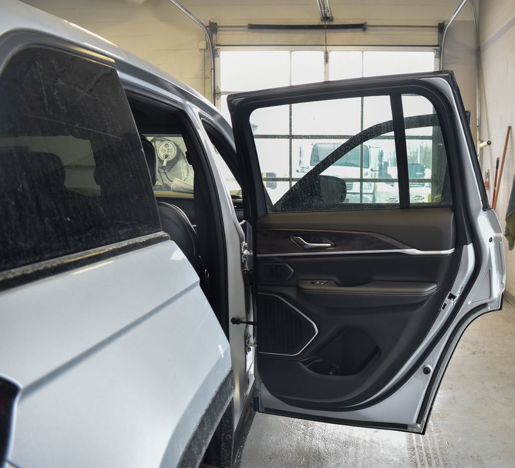 New 2026 Jeep Grand Cherokee Limited w/ Limited Altitude Package AWD/4WD image 17