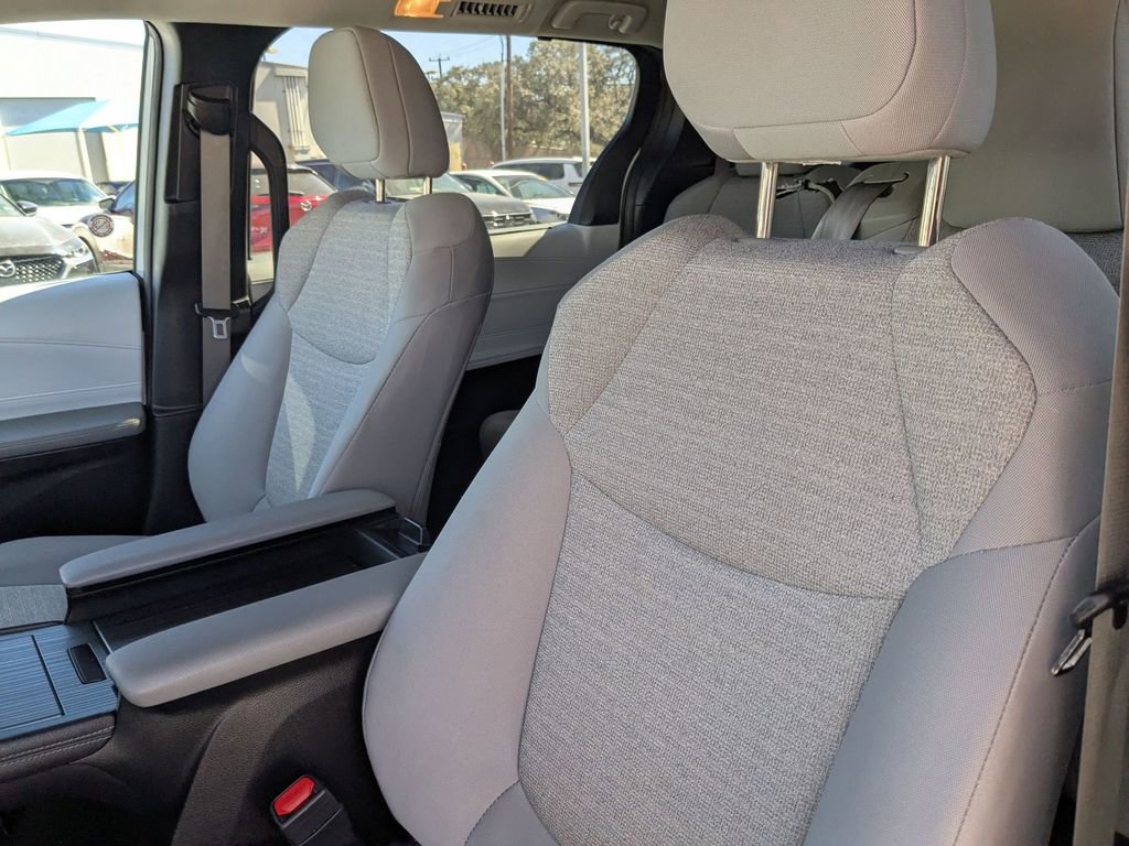 Used 2025 Toyota Sienna LE image 14