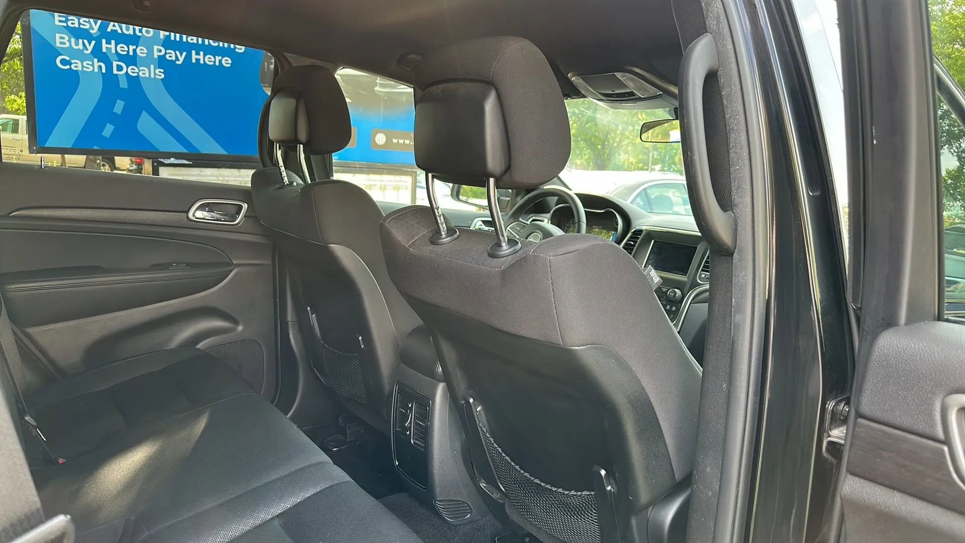 Used 2018 Jeep Grand Cherokee Laredo AWD/4WD image 17