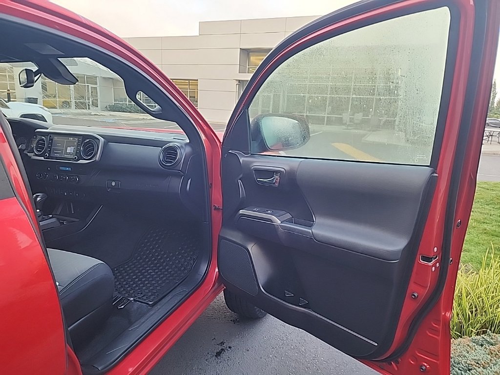 Used 2021 Toyota Tacoma TRD Off-Road w/ Technology Package AWD/4WD image 19