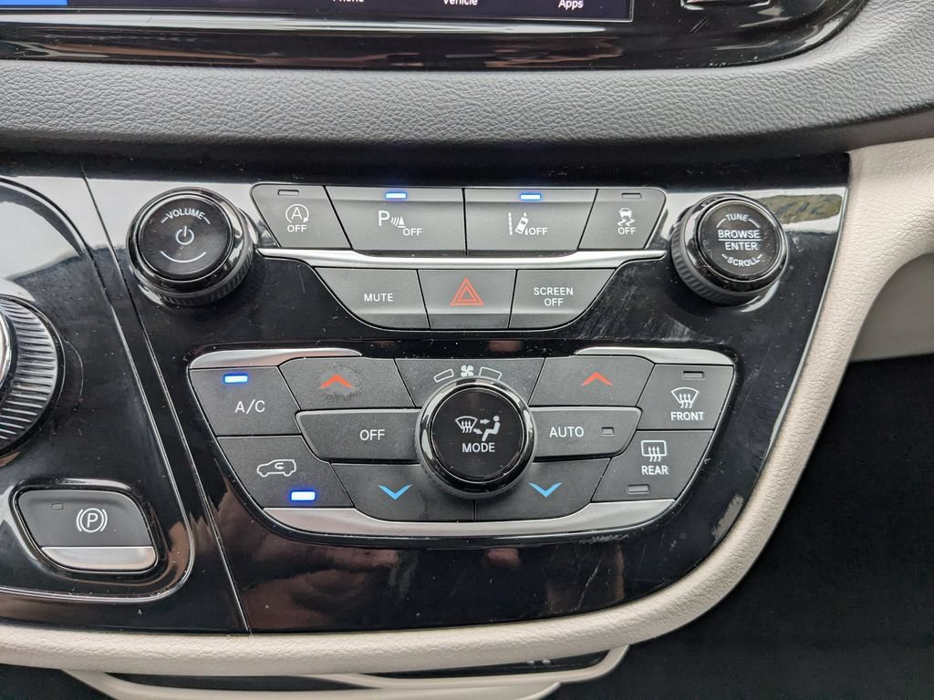 Used 2024 Chrysler Pacifica Touring-L FWD image 5