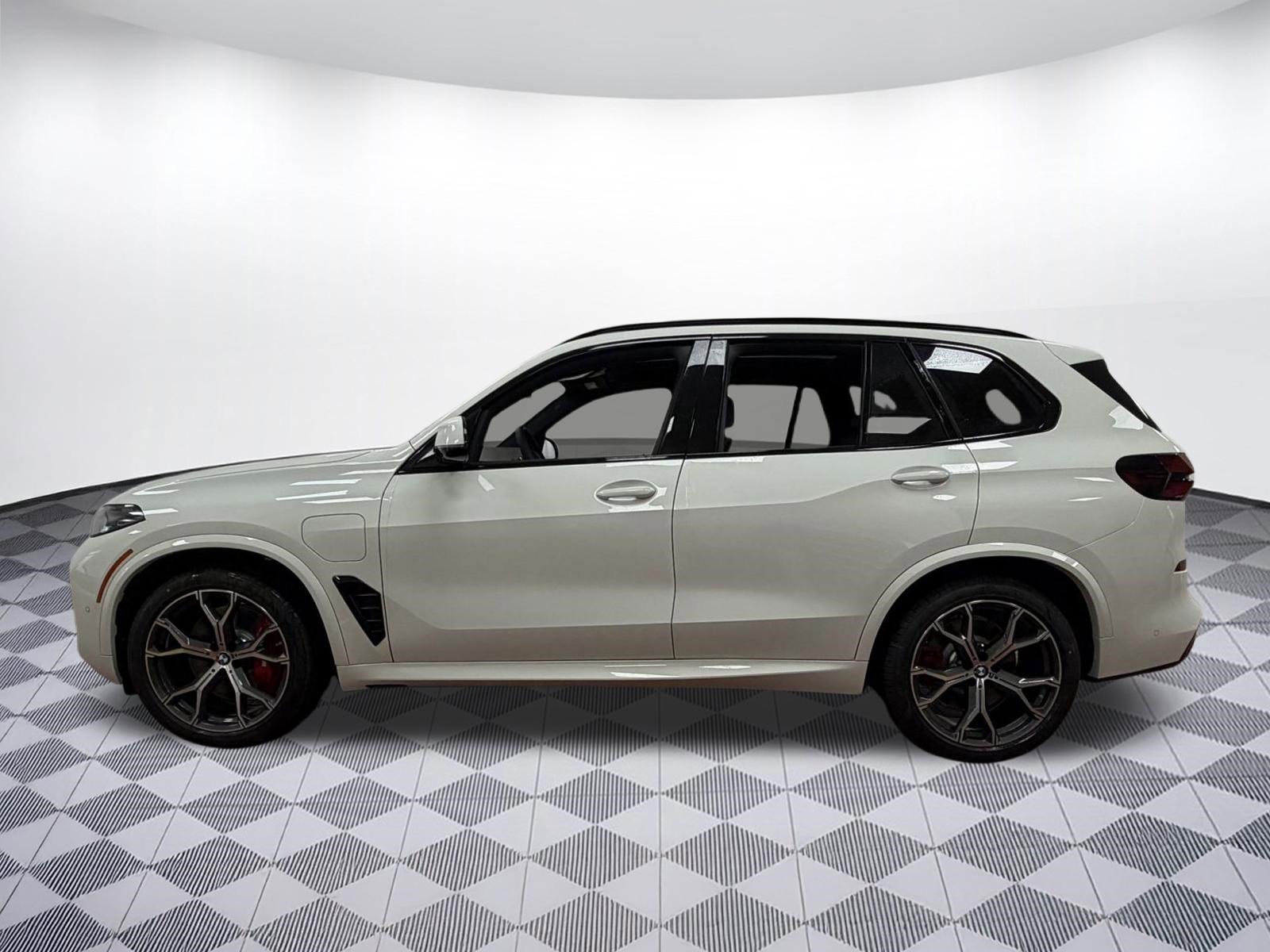 New 2026 BMW X5 xDrive50e image 2