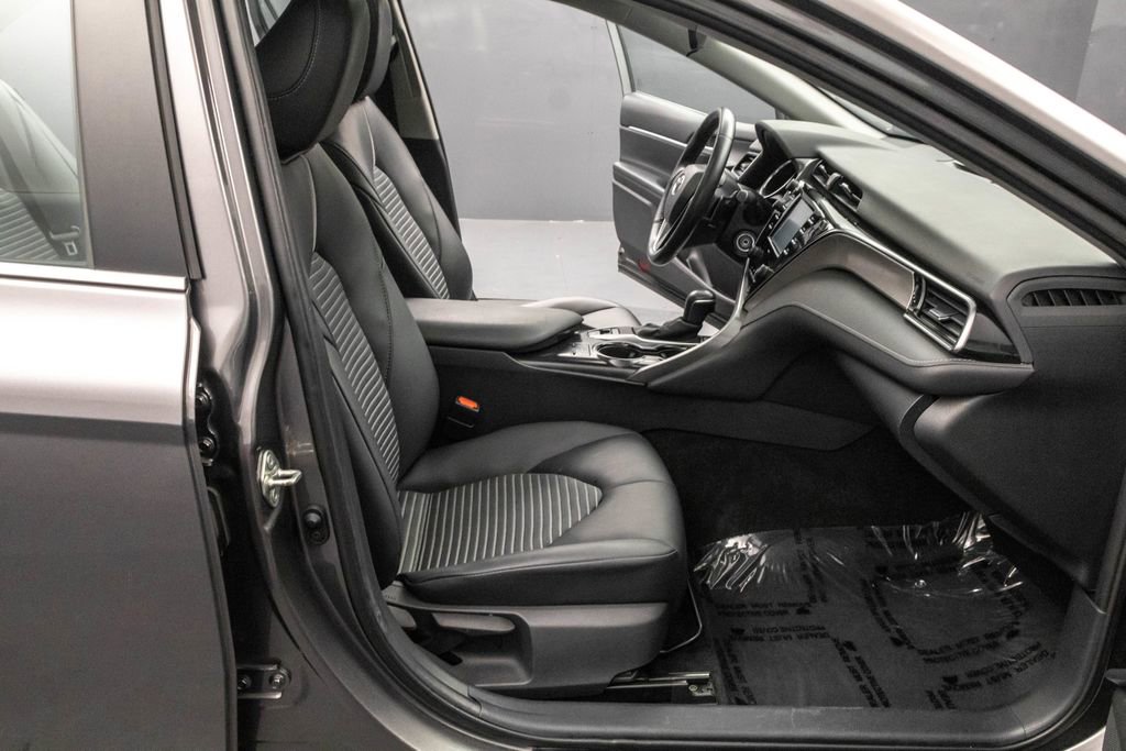 Used 2020 Toyota Camry SE w/ Moonroof Package image 31