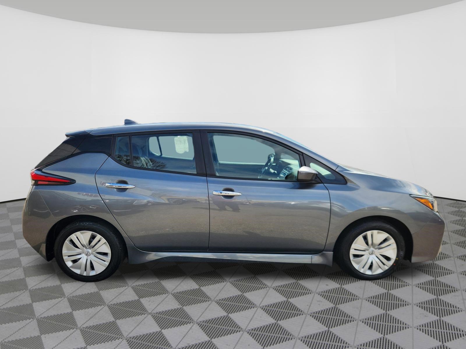 Used 2024 Nissan Leaf S image 6
