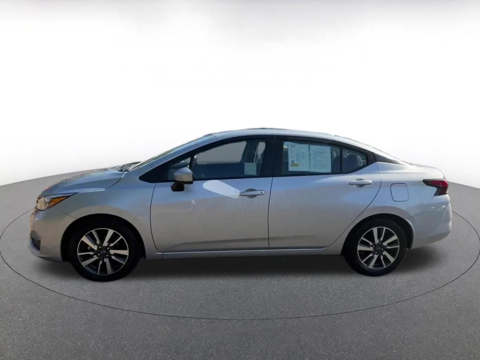 Used 2025 Nissan Versa SV image 9