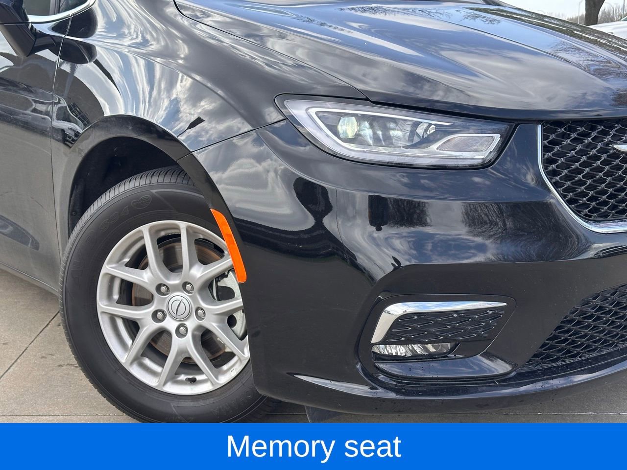 Used 2026 Chrysler Pacifica Select image 2