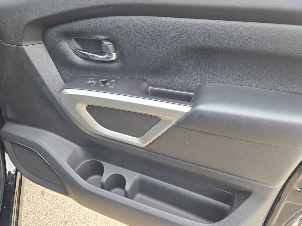 Used 2019 Nissan Titan SV image 5