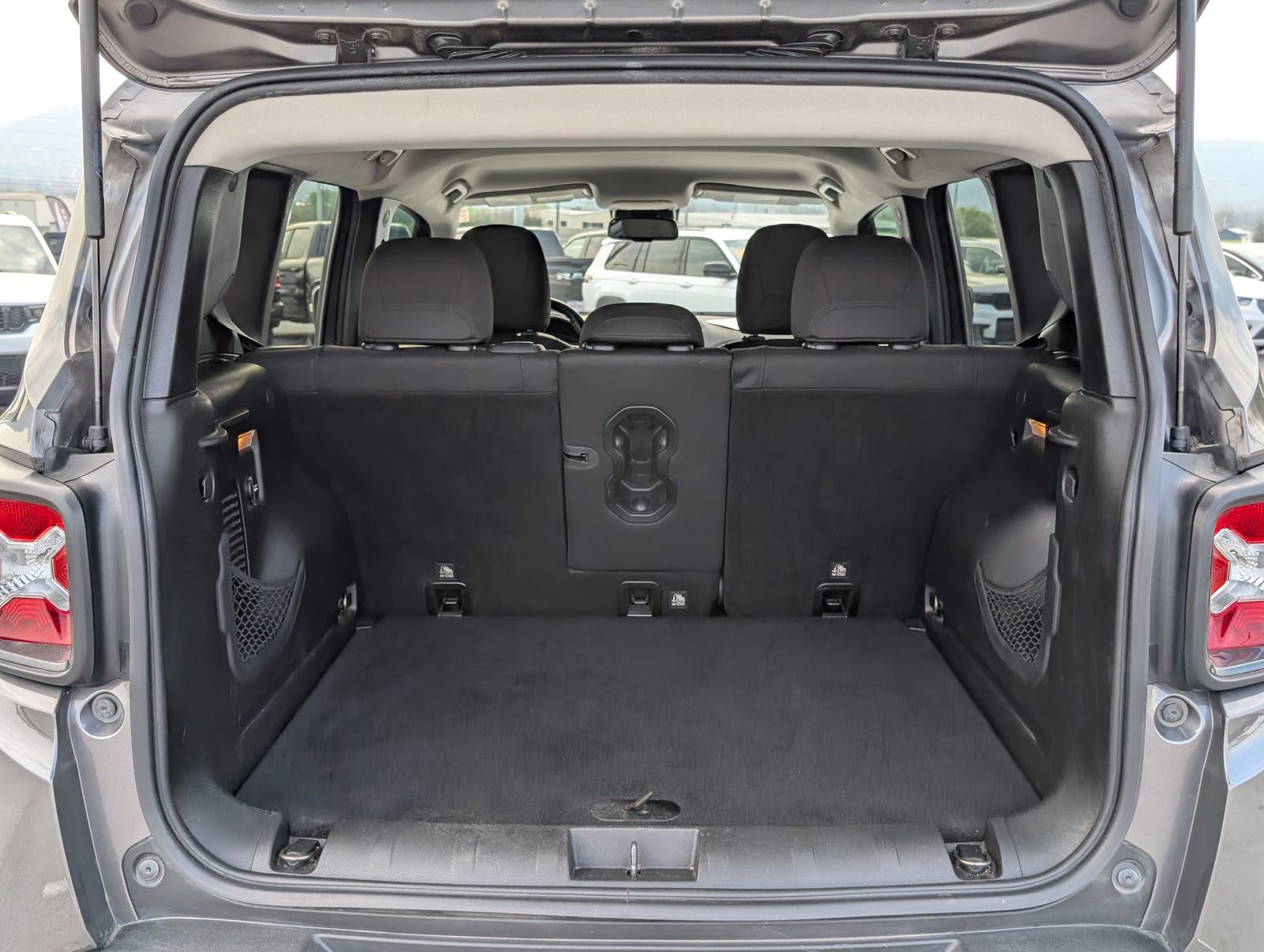 Used 2016 Jeep Renegade Latitude image 27