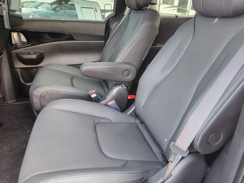 Certified 2025 Kia Carnival SX Prestige image 13