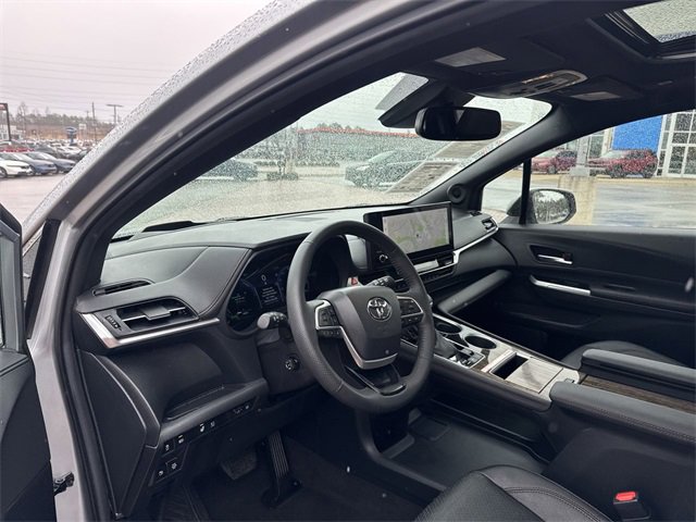 Used 2025 Toyota Sienna Platinum image 13