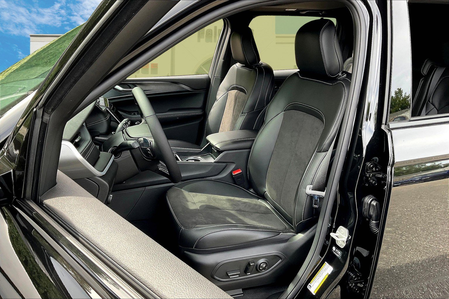 New 2025 Jeep Grand Cherokee Laredo image 9