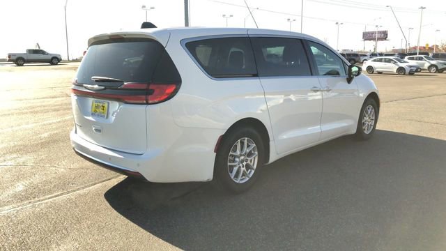 Used 2024 Chrysler Pacifica Touring-L image 8