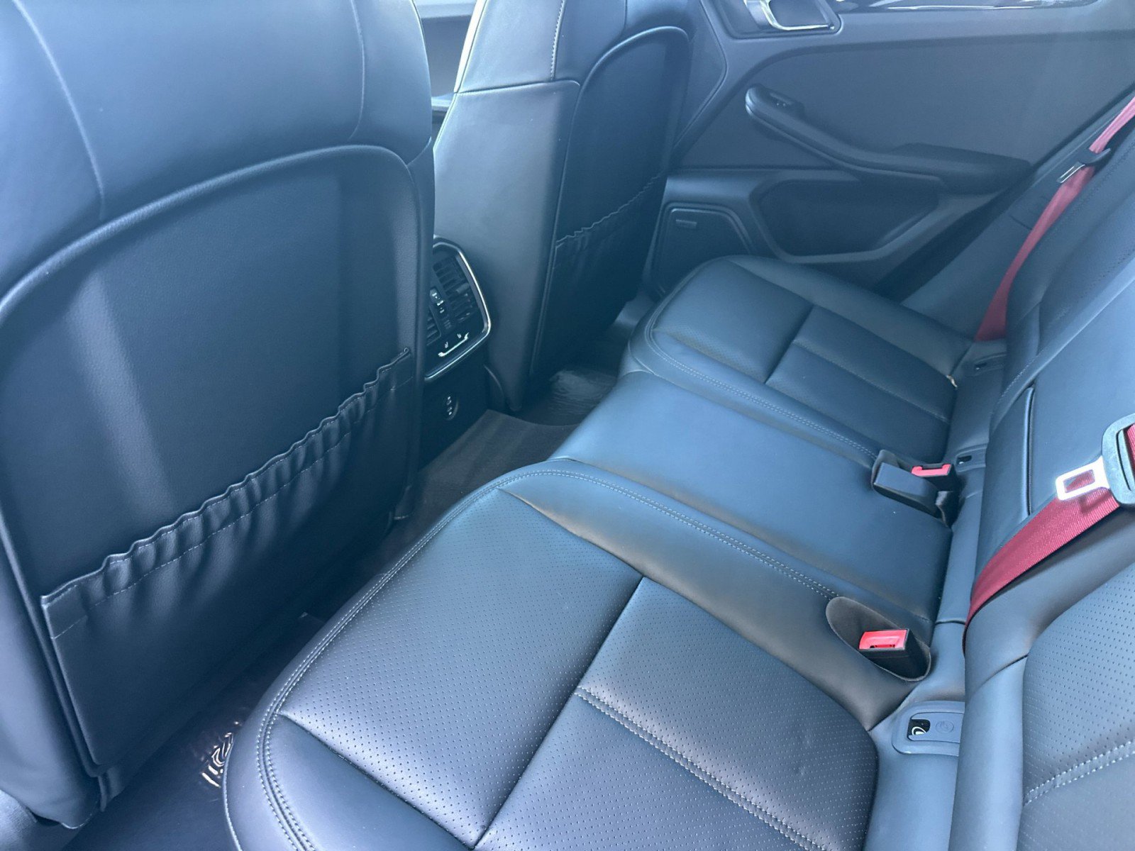 Certified 2025 Porsche Macan image 13