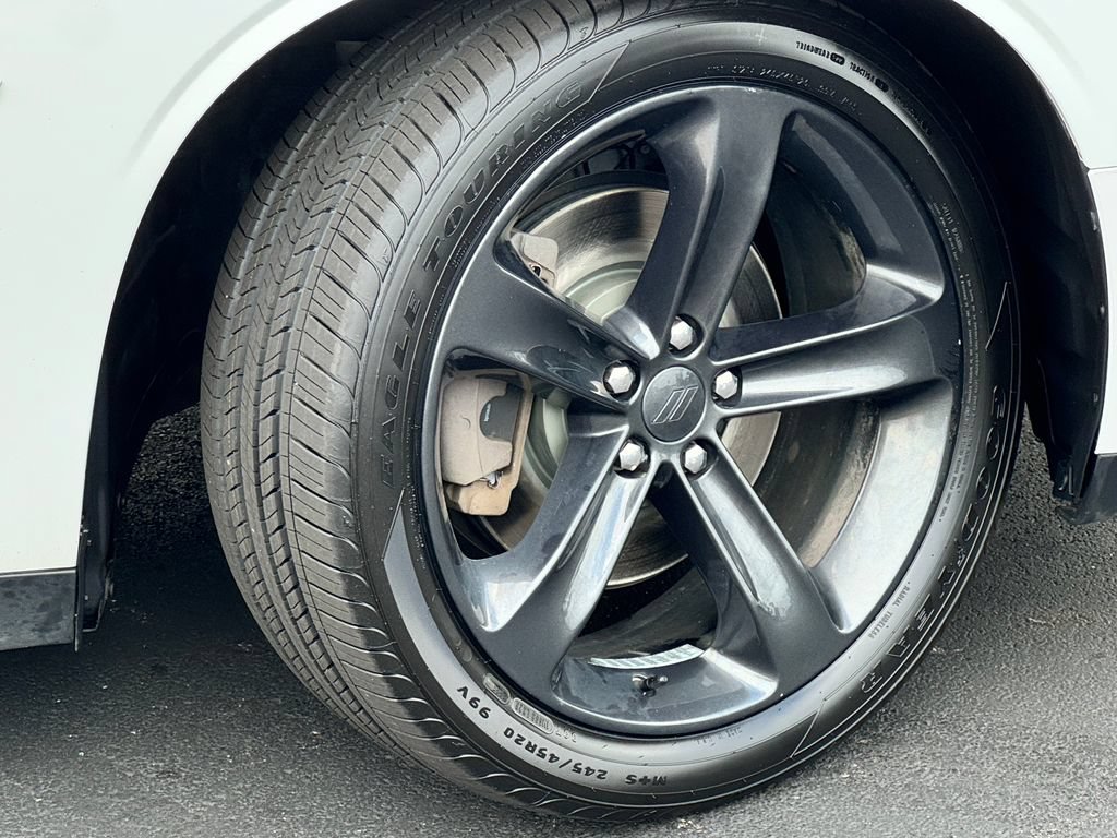 Used 2018 Dodge Challenger R/T RWD image 9