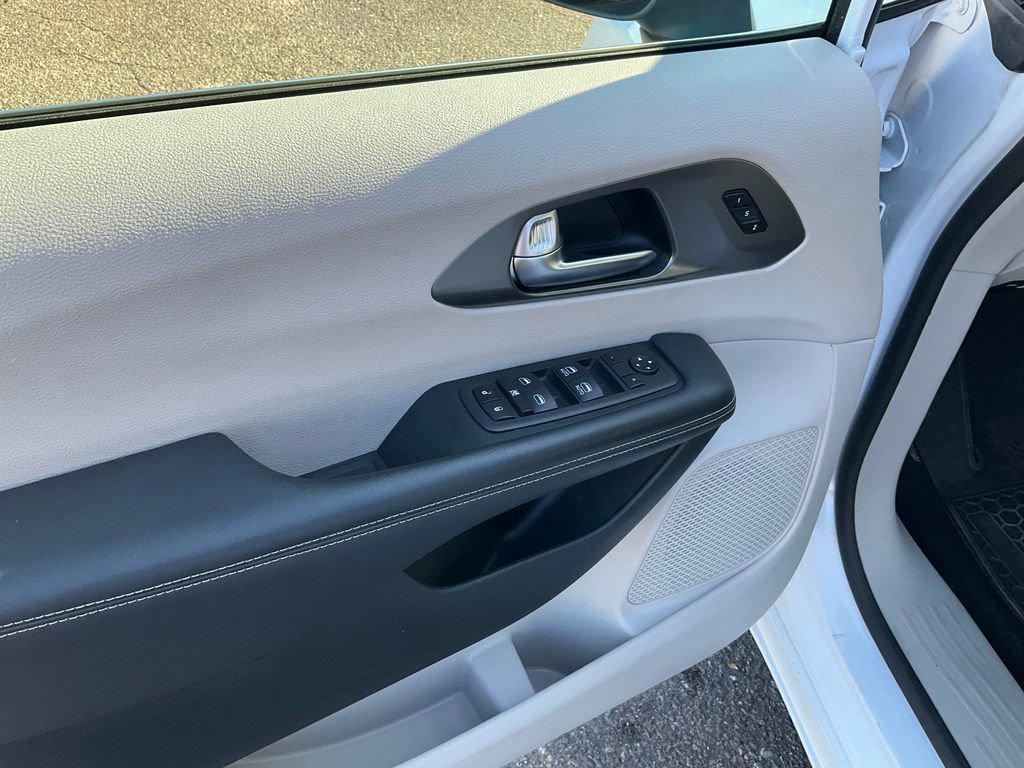 Used 2023 Chrysler Pacifica Touring-L image 19