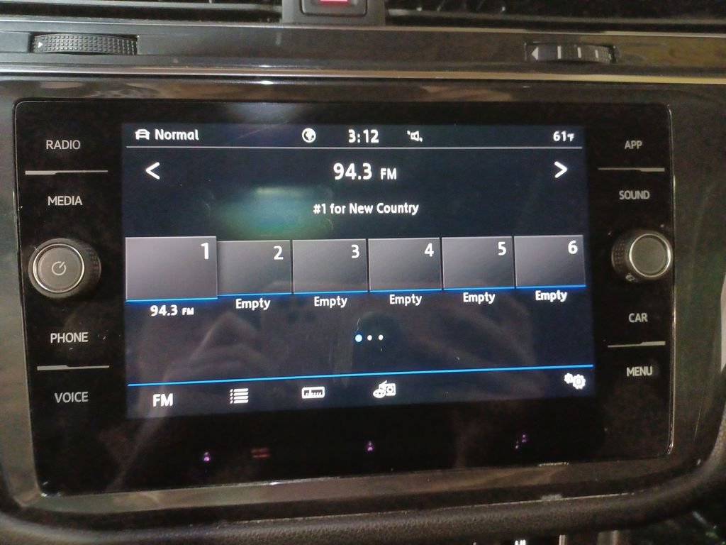 Used 2020 Volkswagen Tiguan SE w/ Panoramic Sunroof Package AWD/4WD image 12