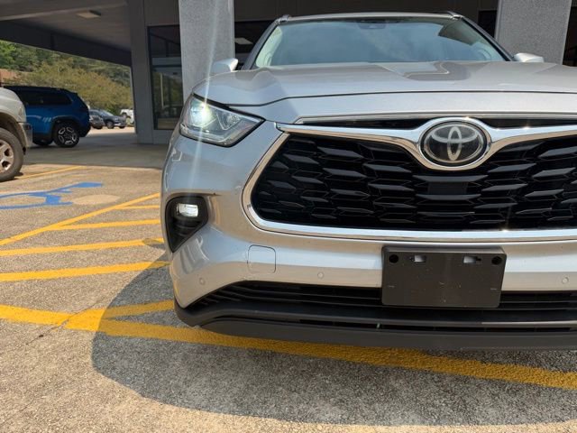 Used 2020 Toyota Highlander Limited image 3